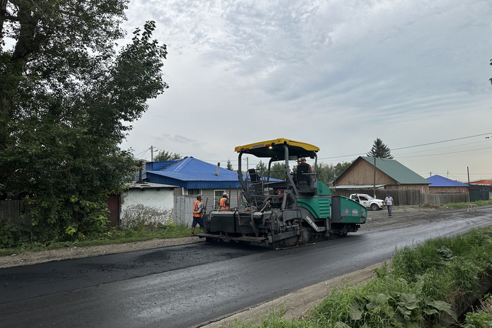 В поселке Красина начали укладывать новый асфальт на главной улице